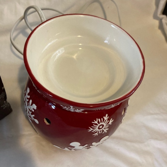2-7 Scentsy wax warmer red snowflake - Picture 4 of 5